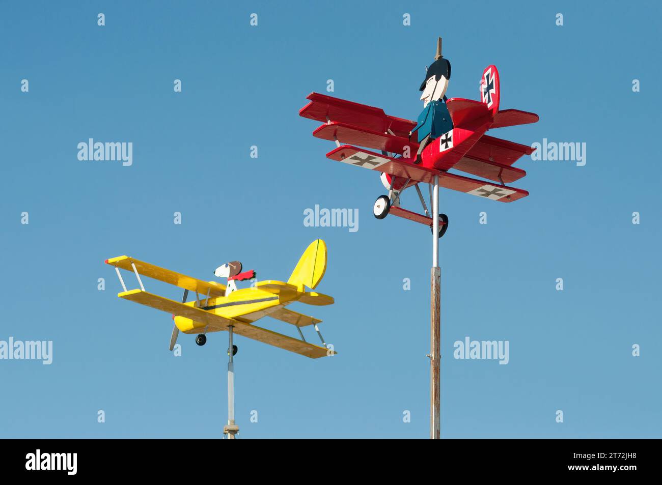 Toronto, Kanada, hausgemachte dekorative Holzflugzeuge, die den Hinterhof eines Hauses schmücken Stockfoto