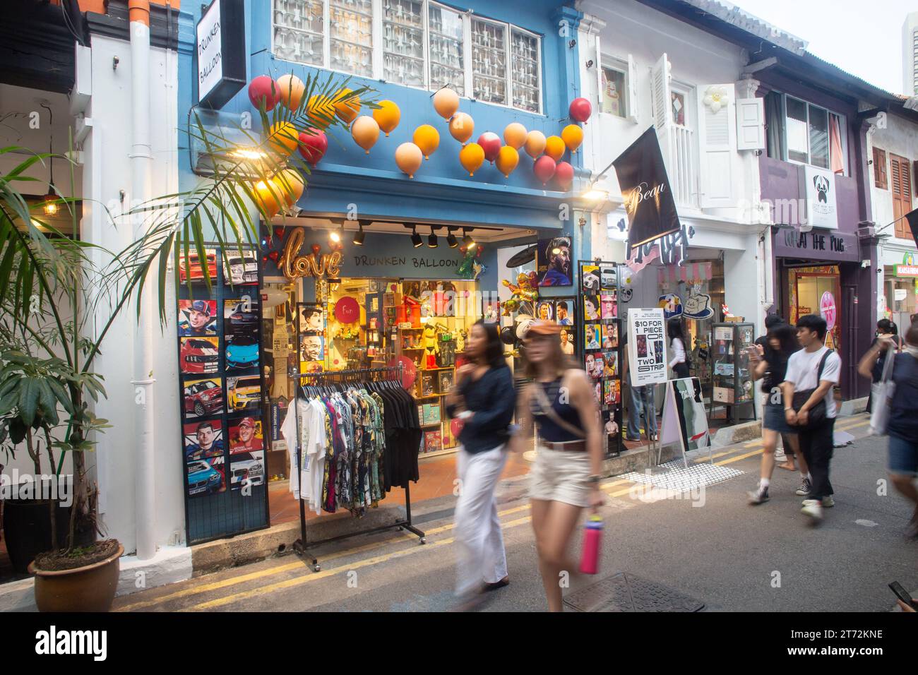 Haji Lane, beliebtes Reiseziel bei lokalen Jugendlichen, Touristen, vor allem aus Korea und Indonesien. Bekannt für seine unabhängigen Boutiquen und Street Art. Stockfoto