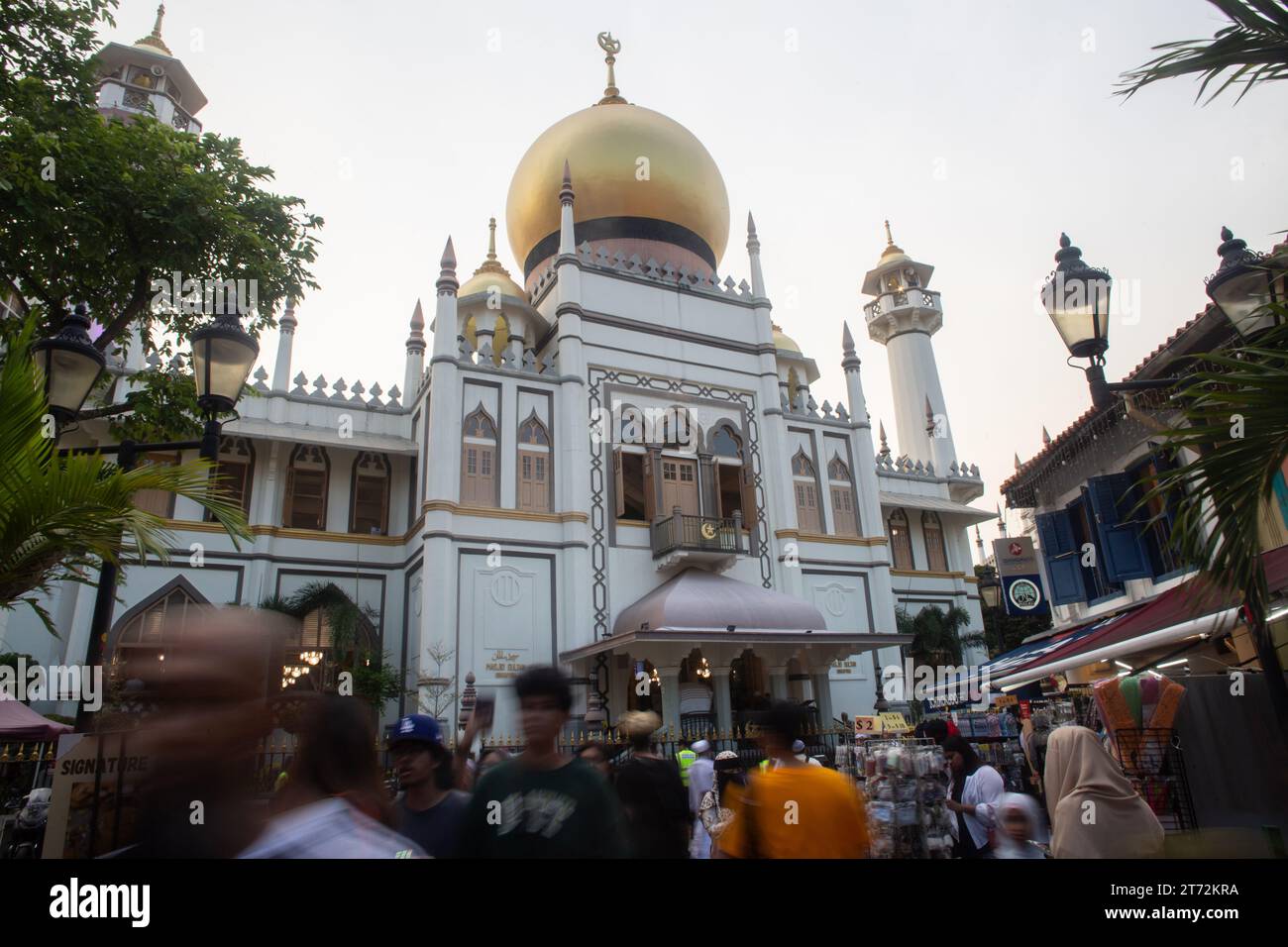 Voll mit Menschen vor der Sultan Moschee, ein sehr beliebter Ort für die muslimische Gemeinschaft und Touristen in Singapur. Stockfoto