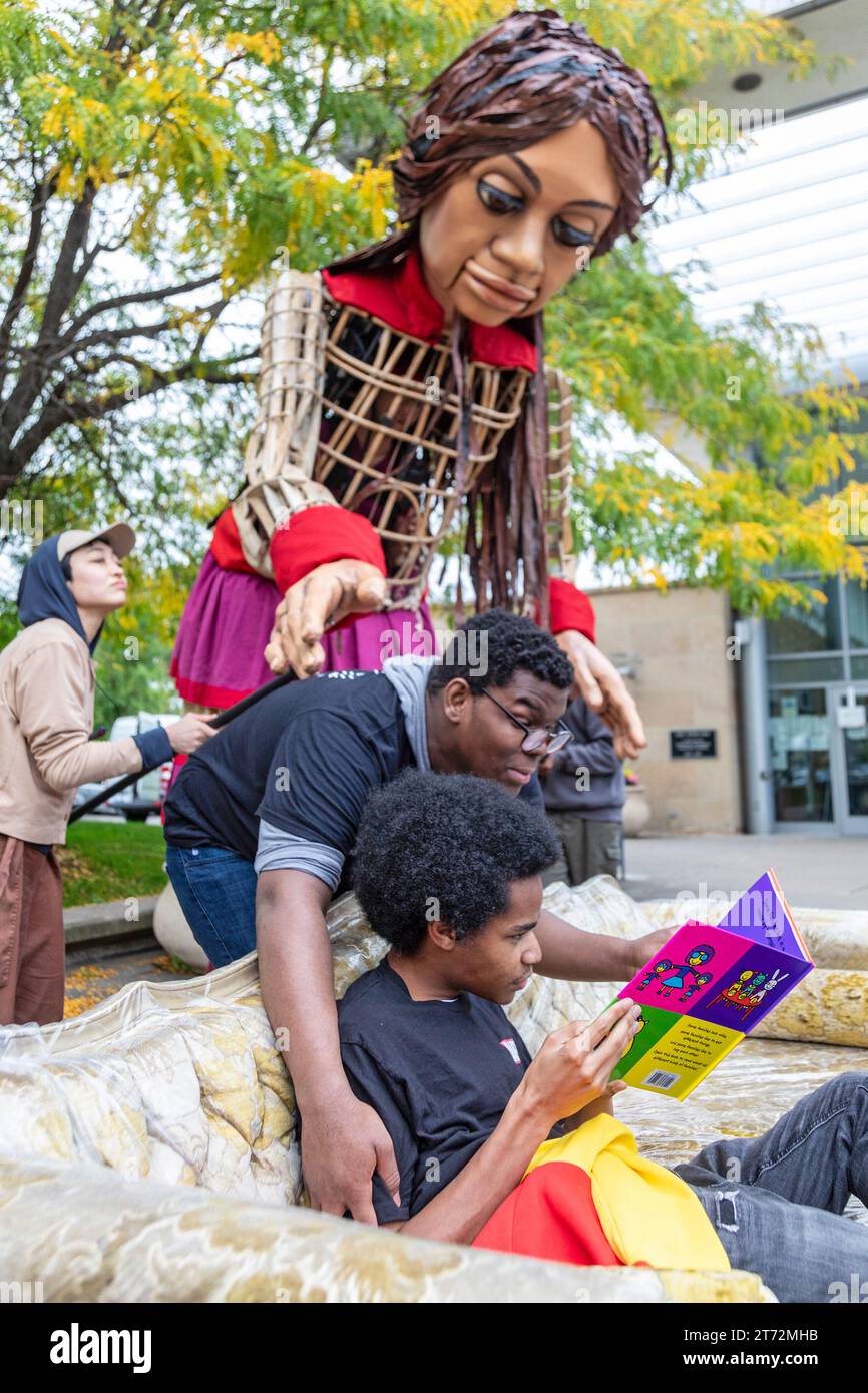 Detroit, Michigan - Little Amal, eine 12 Fuß große Marionette eines syrischen Flüchtlingskindes, besucht den Südwesten Detroits. Stockfoto