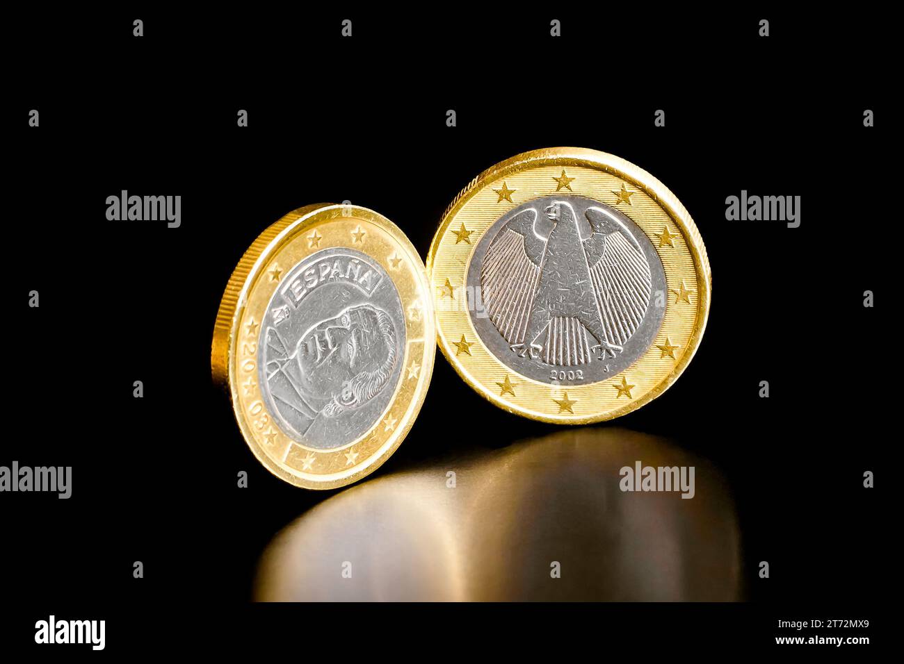 Euro-Münze von deutschland und spanien auf schwarzem Hintergrund Stockfoto
