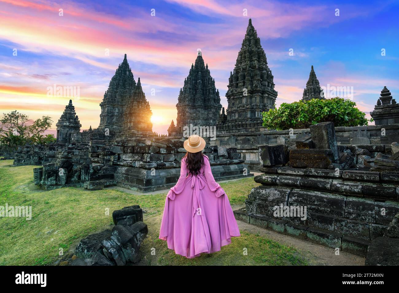 Junge Frau, die im Prambanan-Tempel in Yogyakarta, Java, Indonesien läuft. Stockfoto