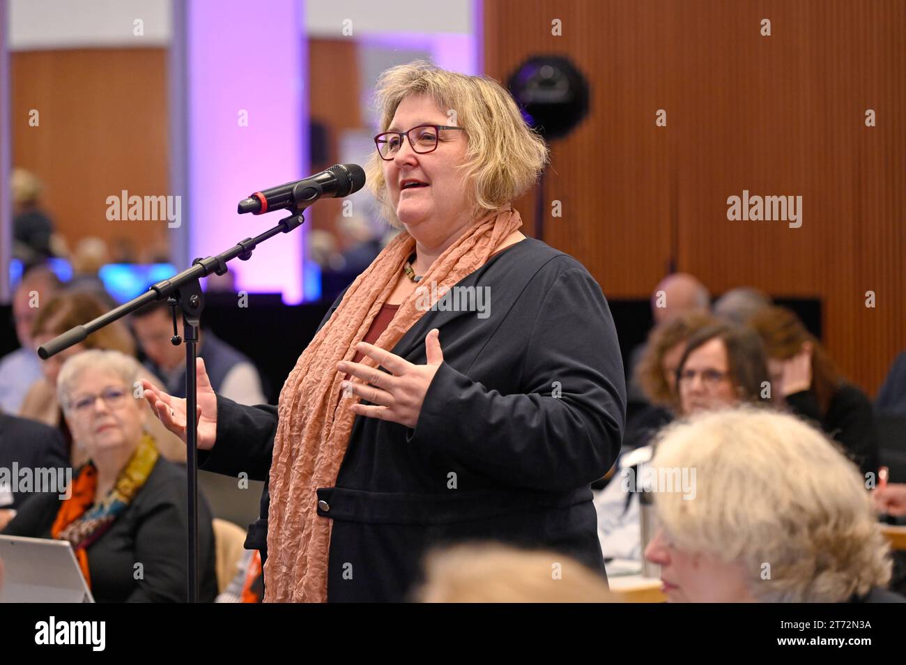 Die Union Evangelischer Kirchen UEK hat die vor 50 Jahren mit der Leuenberger Konkordie geschlossene Gemeinschaft zwischen lutherischen, reformierten und unierten Kirchen gewuerdigt. Verbunden mit der Jahrestagung der Synode der Evangelischen Kirche in Deutschland EKD kam Vertreter der unierten Kirchen am 13.11.2023 in Ulm zusammen im Foto vom 13.11.2023: Heike Springhart, Landesbischoefin der Evangelischen Landeskirche in Baden. Siehe epd-Meldung vom 13.11.2023 NUR REDAKTIONELLE VERWENDUNG *** der Bund evangelischer Kirchen UEK hat die Gemeinschaft lutherischer, reformierter und vereinter Kirchen geehrt Stockfoto