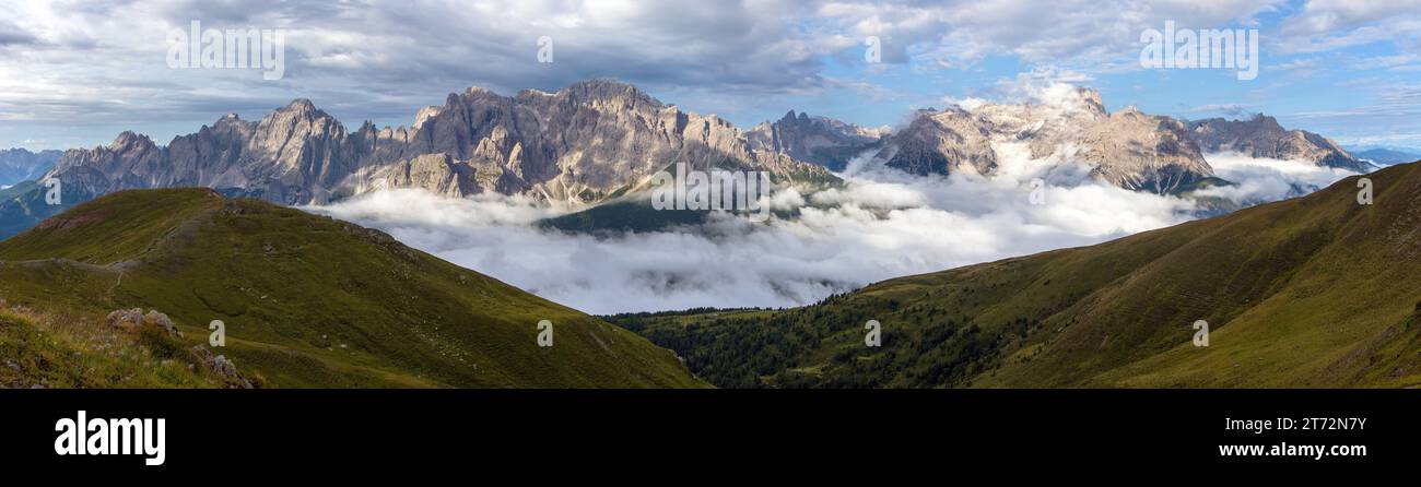 Panoramablick auf die Sexten dolomiten oder Dolomiti di Sesto von den Karnischen Alpen, Italien Stockfoto