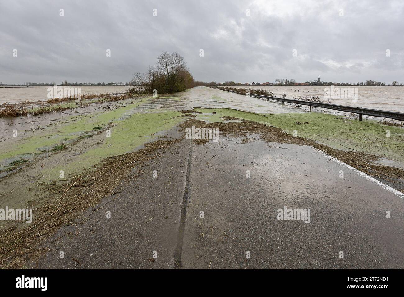 Diksmuide, Belgien. November 2023. Die Abbildung zeigt den Hochwasserort in Merkem Diksmuide, nach Tagen des starken Regens in der Provinz Westflandern, Montag, den 13. November 2023. BELGA FOTO JAMES ARTHUR GEKIERE Credit: Belga News Agency/Alamy Live News Stockfoto