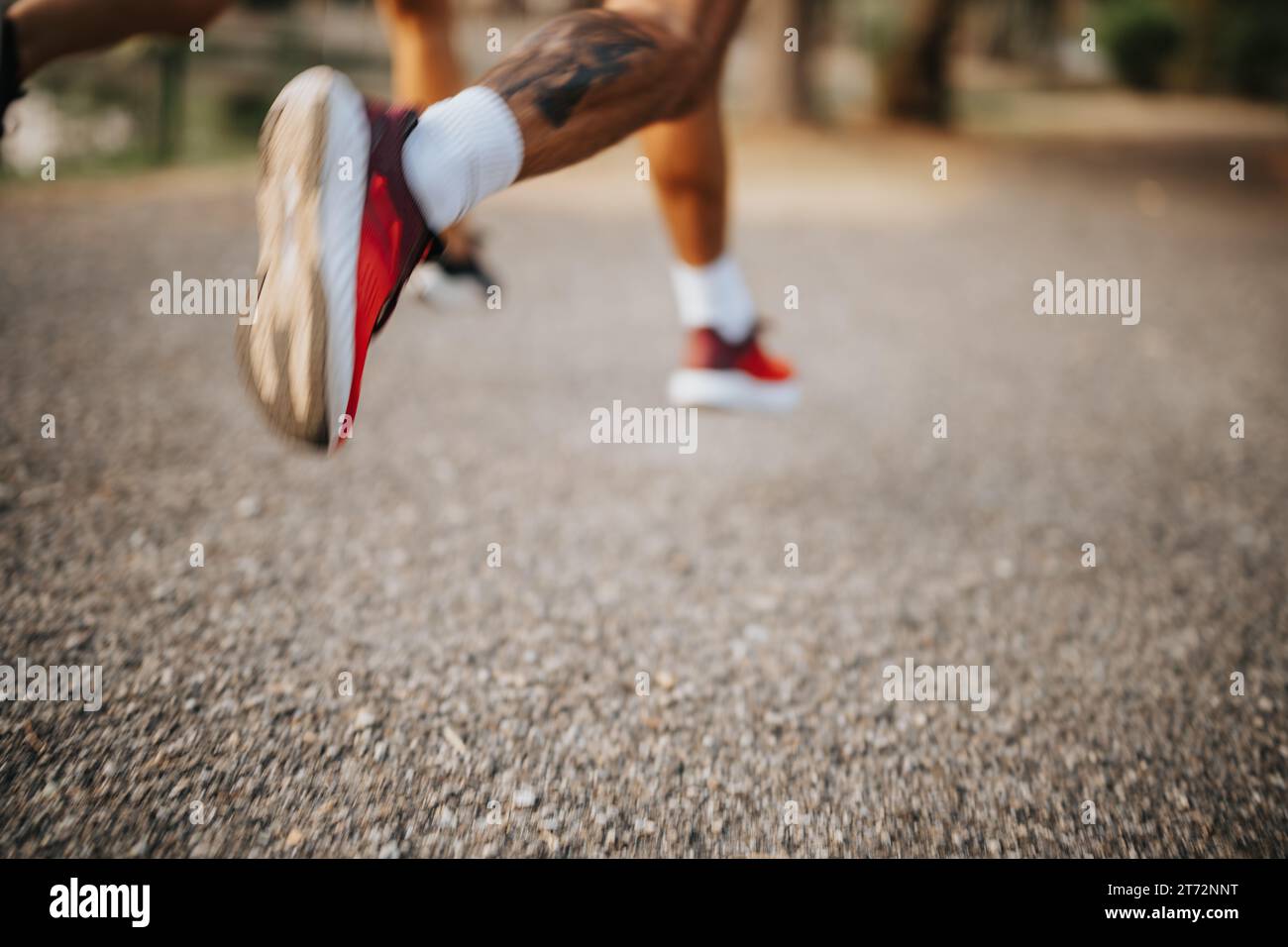 Abendliches Workout: Outdoor-Training für aktive Paare im Park Stockfoto