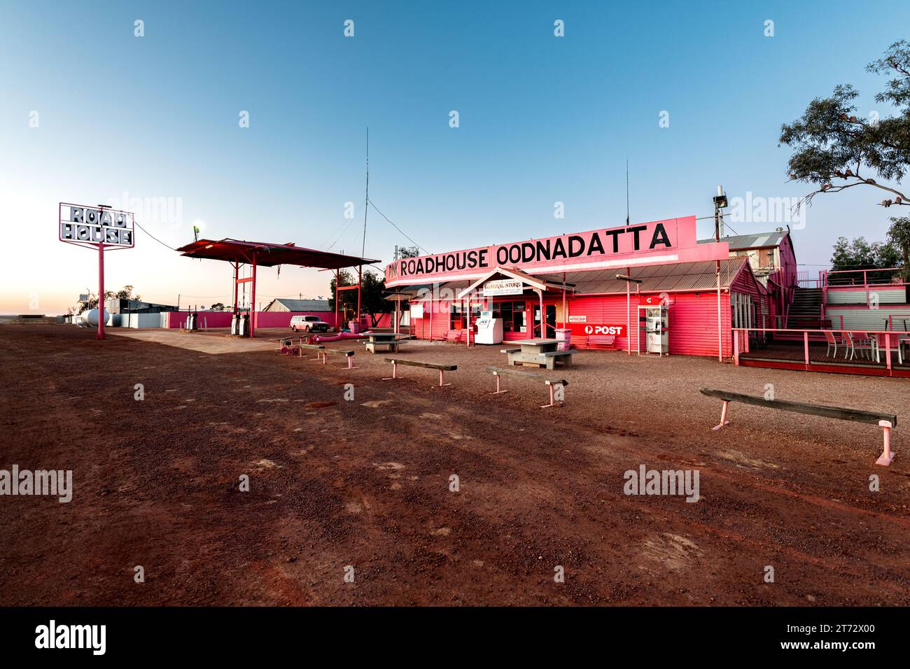 Berühmtes Pink Roadhouse am abgelegenen Oodnadatta Track. Stockfoto