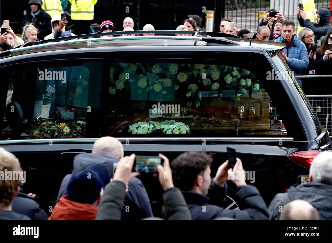 Der Leichenwagen mit dem Sarg von Sir Bobby Charlton passiert Old Trafford, während die Trauerprozession zur Kathedrale von Manchester führt. Sir Bobby Charlton starb im Oktober im Alter von 86 Jahren. Charlton erzielte 249 Tore für Manchester United und half ihnen, drei Meistertitel, einen FA Cup und den Europapokal 1968 zu gewinnen. Auf internationaler Ebene war er Teil der englischen Mannschaft, die 1966 die Weltmeisterschaft gewann. Bilddatum: Montag, 13. November 2023. Stockfoto