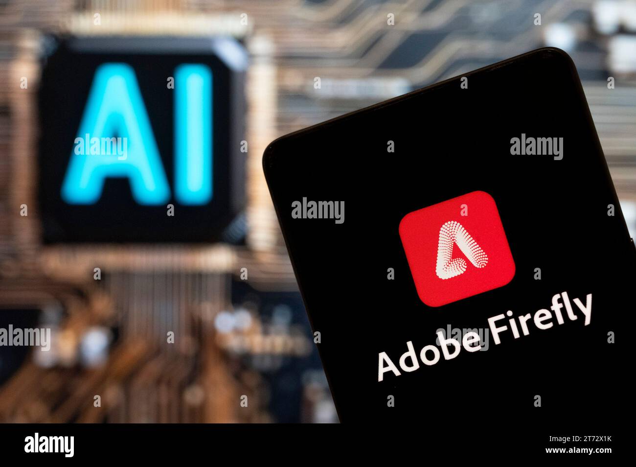 In dieser Fotoabbildung ist Adobe Firefly, das Produkt der Adobe Creative Cloud, ein generatives Modell für maschinelles Lernen, das im Bereich Design verwendet wird. Sein Logo wurde auf einem Smartphone mit einem KI-Chip und einem Symbol im Hintergrund angezeigt. (Foto von Budrul Chukrut / SOPA Images/SIPA USA) *** ausschließlich für redaktionelle Nachrichtenzwecke *** Stockfoto