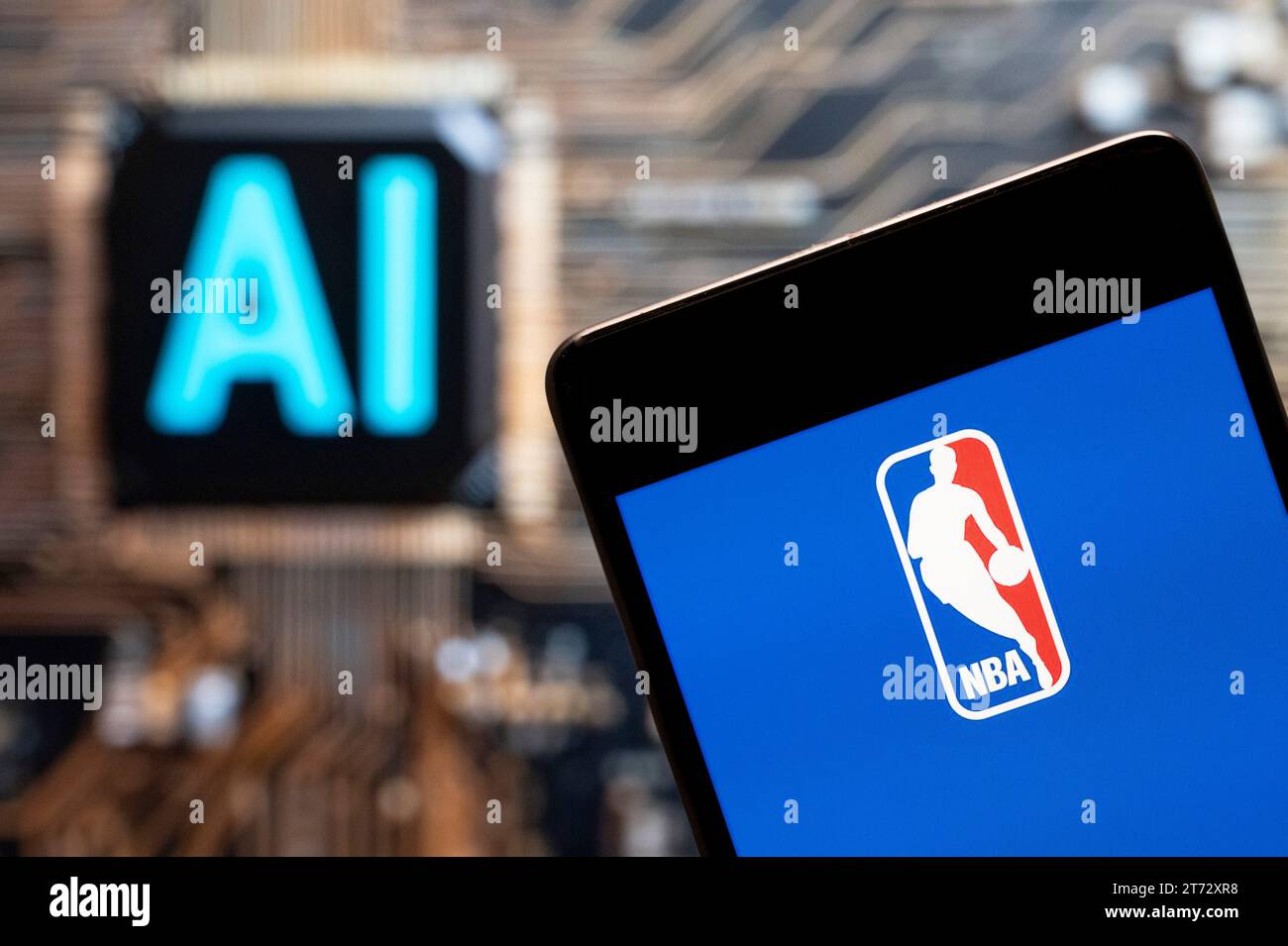 In dieser Fotoabbildung ist das Logo der American National Basketball Association (NBA) Männer Profi-Basketball-Liga auf einem Smartphone mit einem künstlichen Intelligenz (KI) Chip und Symbol im Hintergrund zu sehen. Stockfoto
