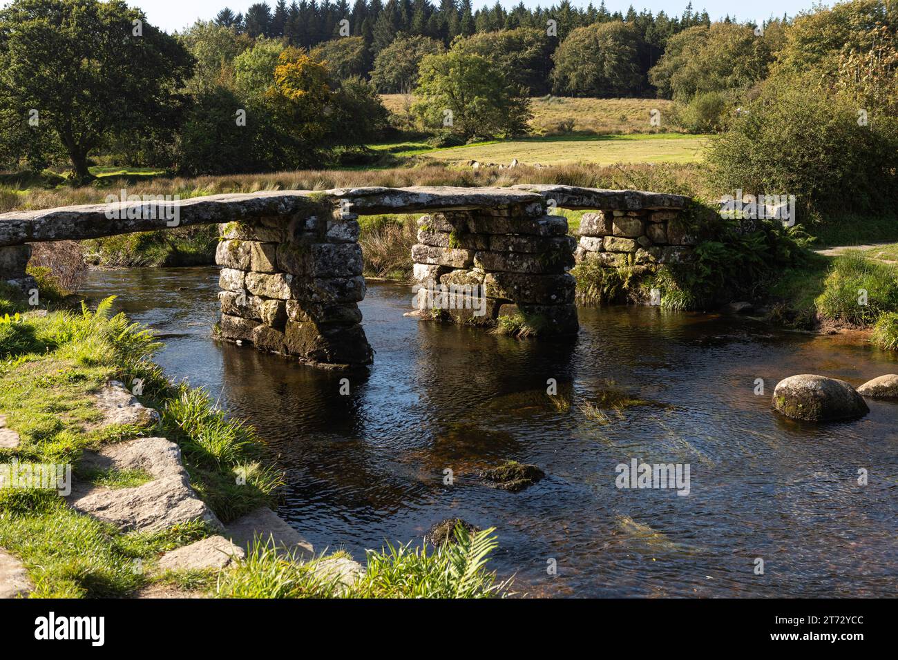 Alte Clapper Bridge bei Postbridge, Überquerung des East Dart River im Dartmoor National Park, Devon. Stockfoto