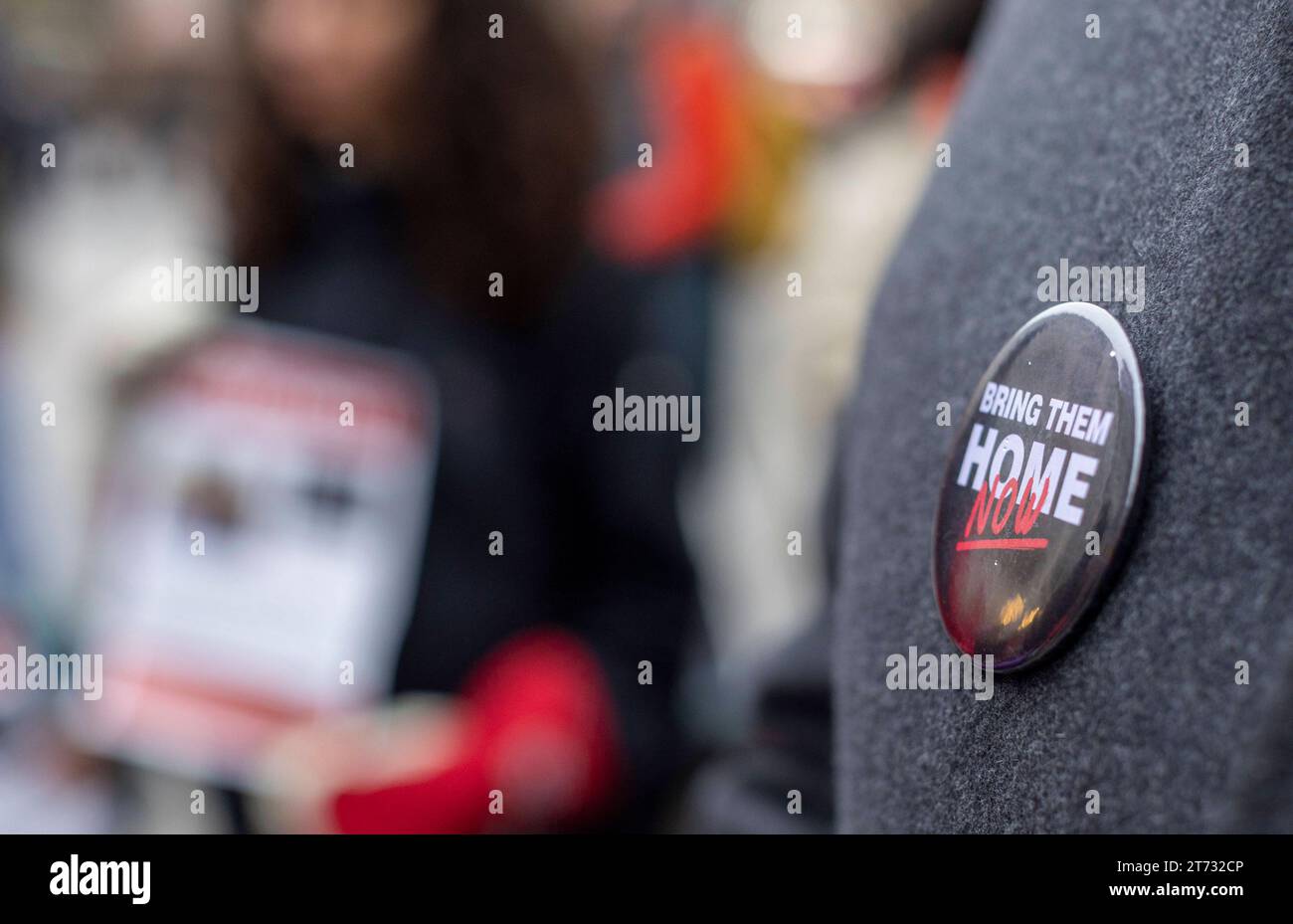 Button Bring them Home Now/Demo Marsch Run4Lives für die von der Hamas in Israel entführte Geiseln in München/Datum: 12.11.2023/*** Button Bring them Home Now Demo March Run4Lives für die von der Hamas in Israel entführten Geiseln in München Datum 12 11 2023 Credit: Imago/Alamy Live News Stockfoto