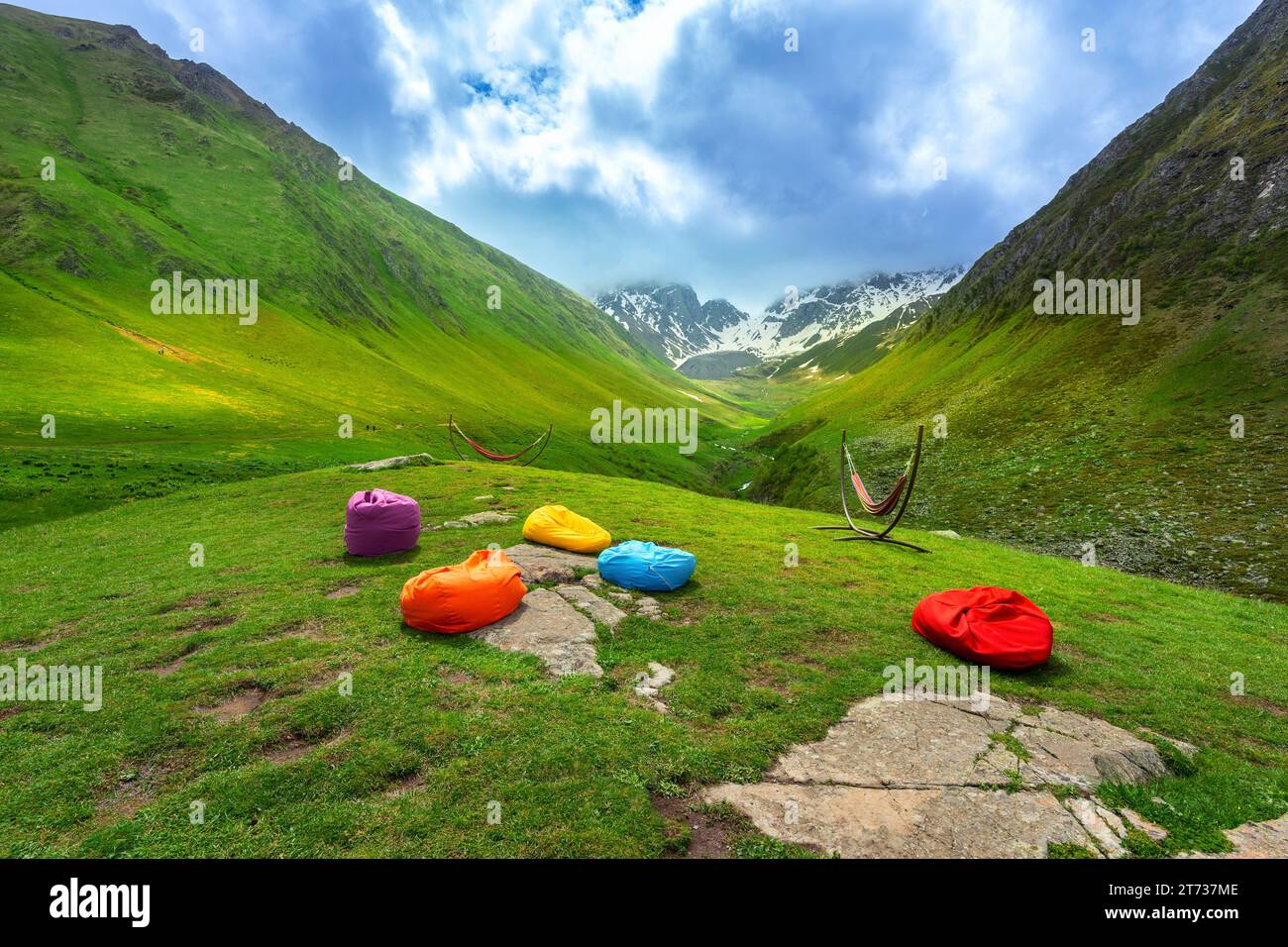 Wunderschöner Blick auf die Berglandschaft in Juta, Georgia. Stockfoto