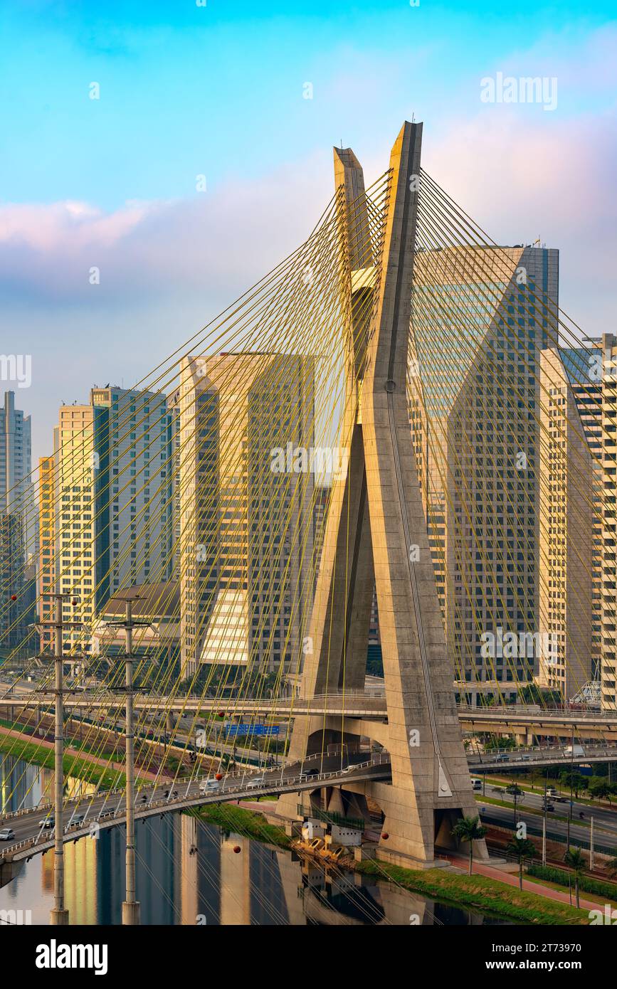 Blick auf die Octavio Frias de Oliveira Brücke in Sao Paulo, Brasilien Stockfoto