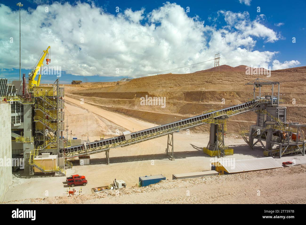 Gesteinsbrecher und Förderband im Werk einer Kupfermine im altiplano der Atacamawüste im Norden Chiles. Stockfoto