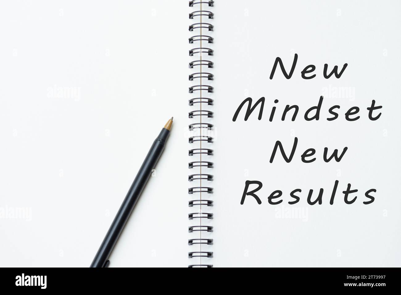 Motivierendes und inspirierendes Zitat auf dem Notizblock – neue Einstellung neue Ergebnisse Stockfoto