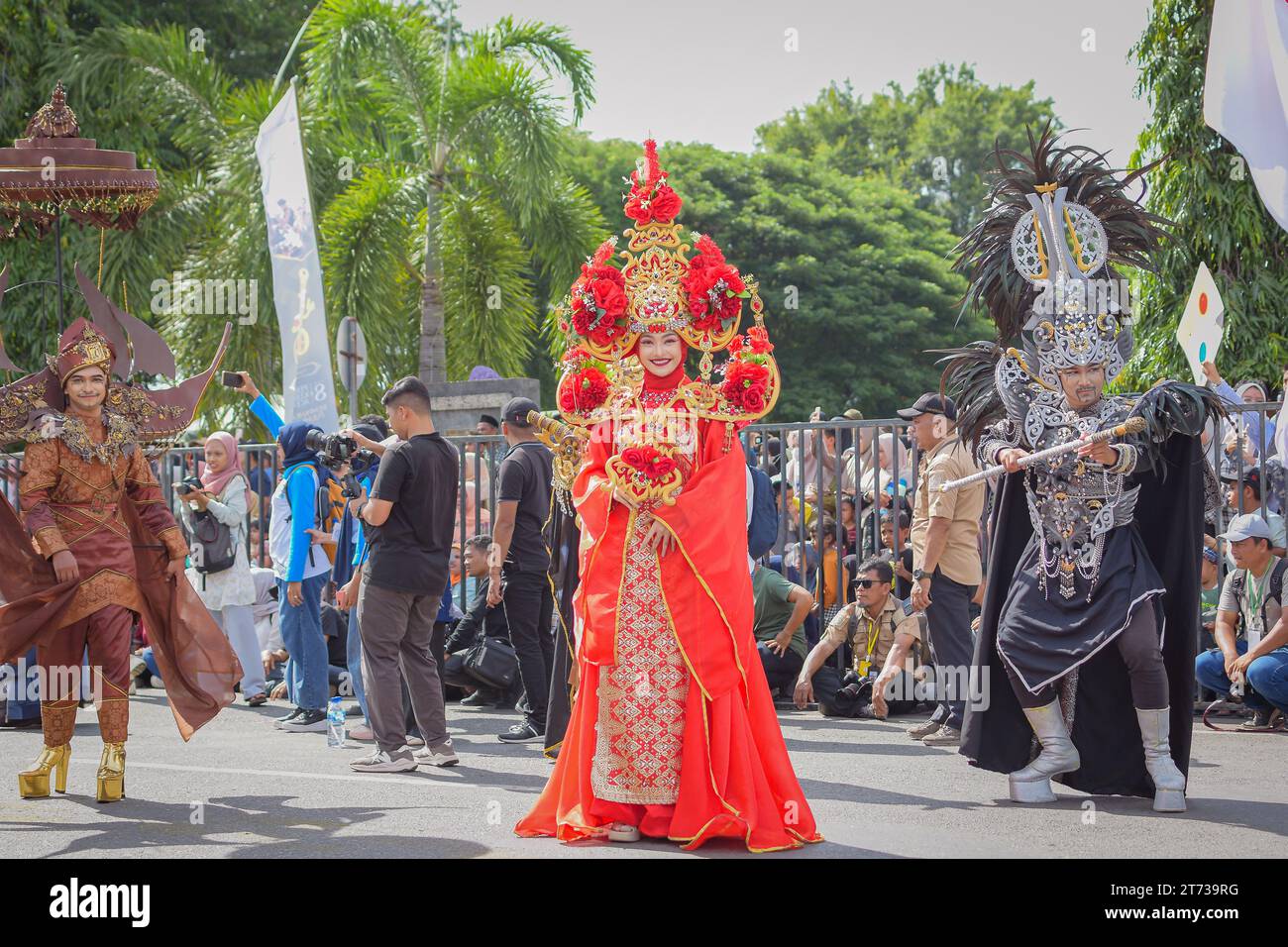 Aceh, Indonesien - November 2023: Acehnese Kulturparade mit verschiedenen Sehenswürdigkeiten und traditioneller Kleidung in der Provinz Aceh. Stockfoto