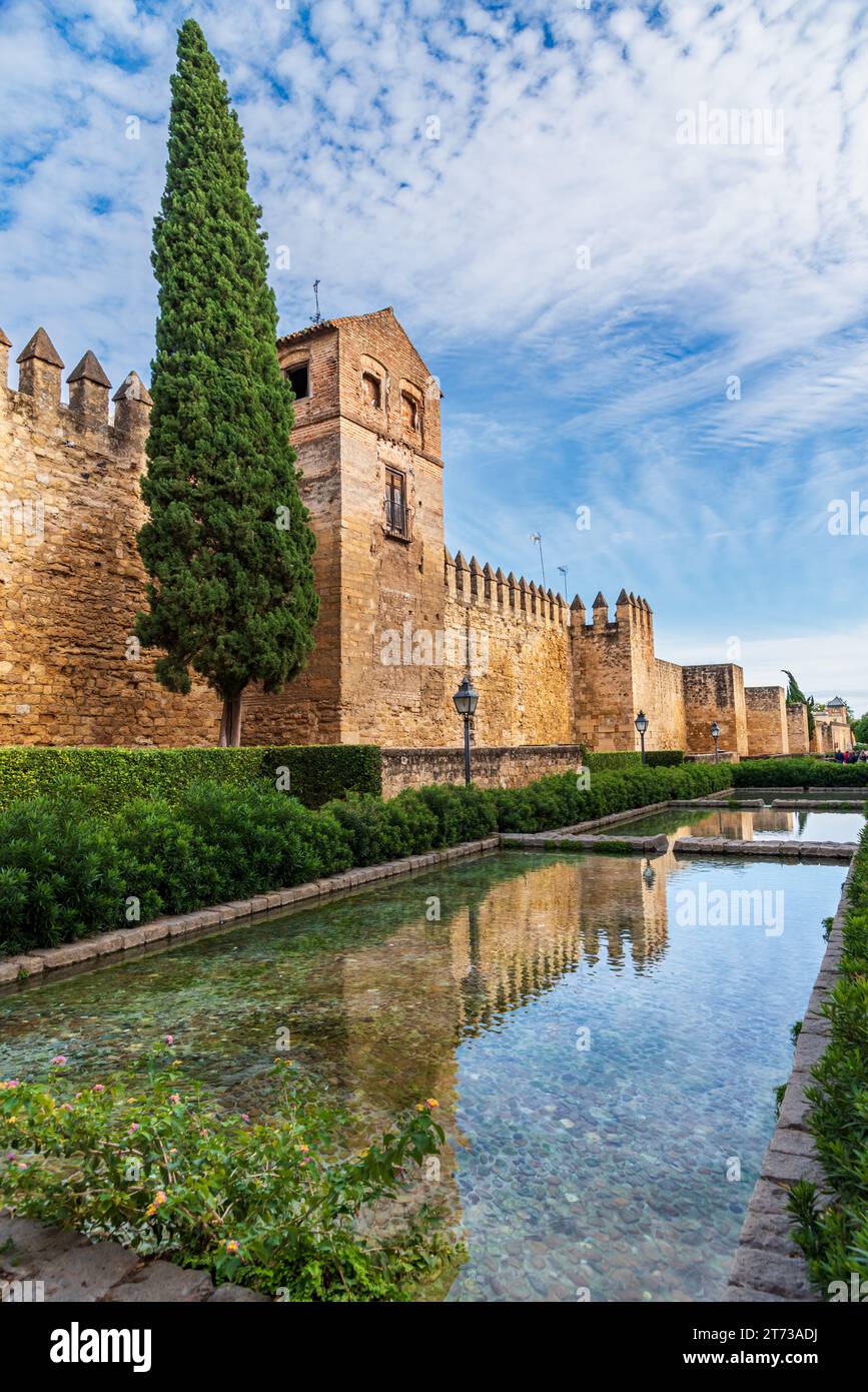 Reste der Stadtmauer Cordoba, wo sich das Almodovar-Tor im westlichen Teil der Stadt befindet. Stockfoto