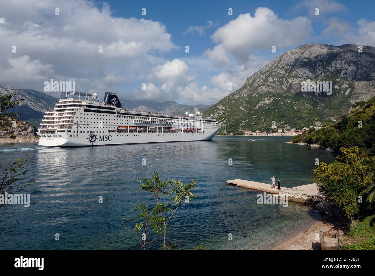 Ein Kreuzfahrtschiff, das in die Bucht von Kotor, Montenegro, einfährt Stockfoto