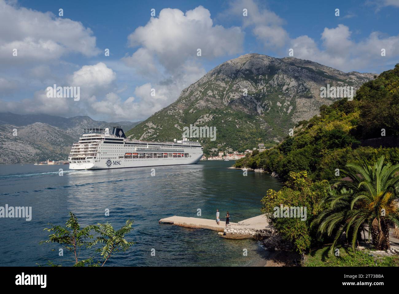 Ein Kreuzfahrtschiff, das in die Bucht von Kotor, Montenegro, einfährt Stockfoto