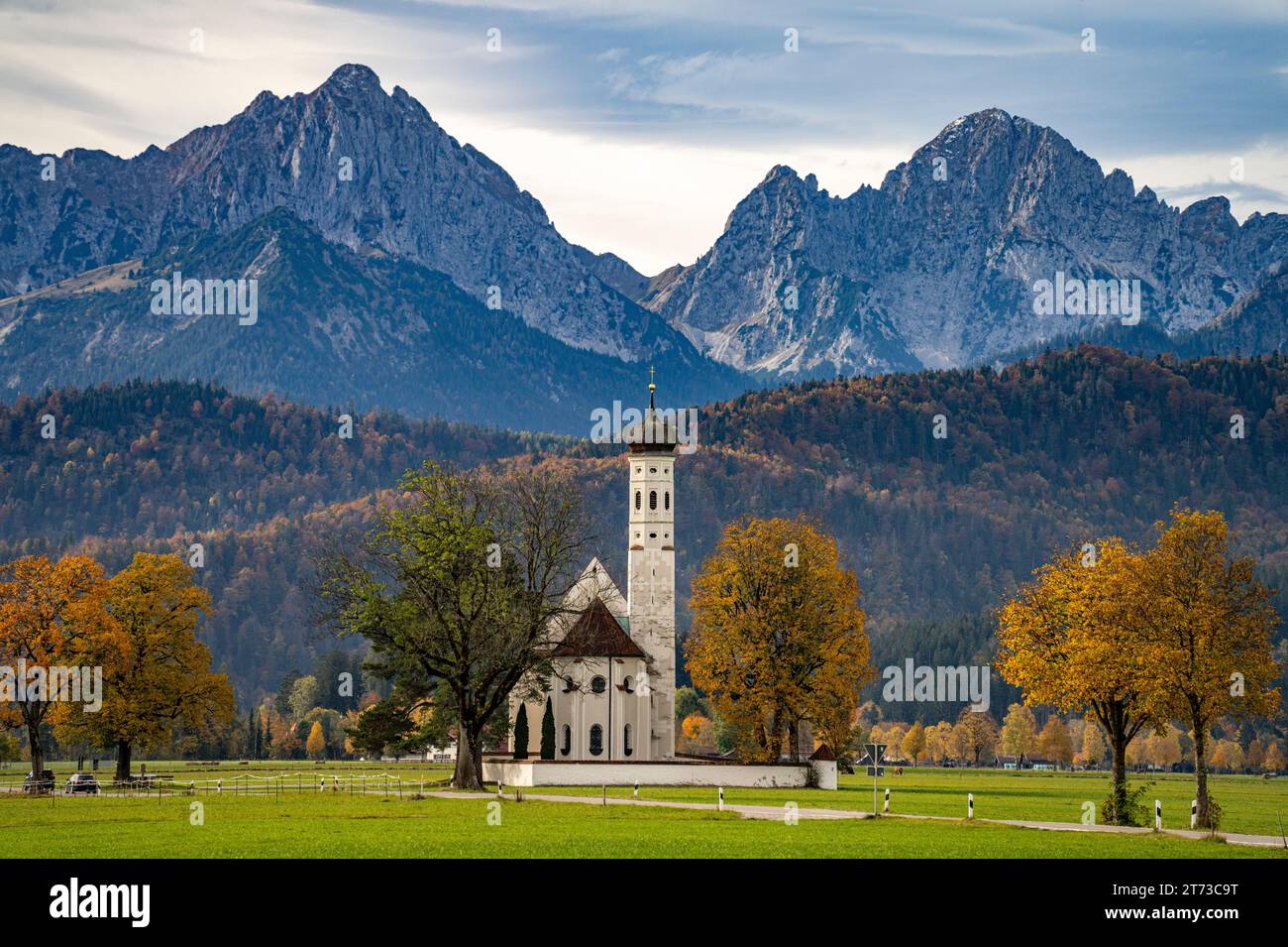 Die barocke Colomanskirche oder St. Coloman bei Schwangau, Allgäu, Bayern, Deutschland | Barock St. Kolumbianische Kirche bei Schwangau, Allgäu, Bavari Stockfoto