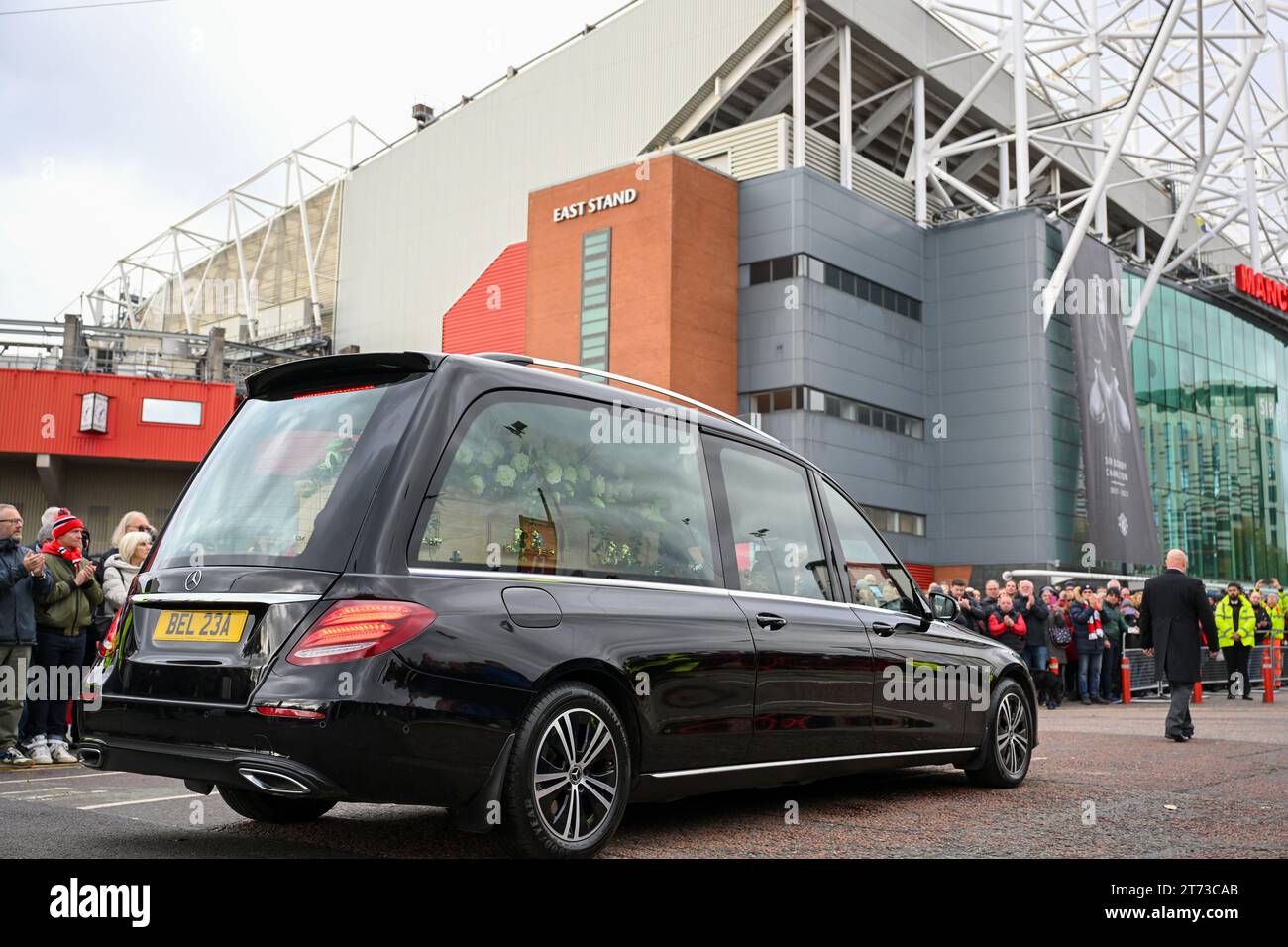 Die Grabstätte von Sir Bobby Charlton kommt am Montag, den 13. November 2023, an Old Trafford in Manchester, England vorbei. (Foto: Phil Bryan/Alamy Live News) Stockfoto