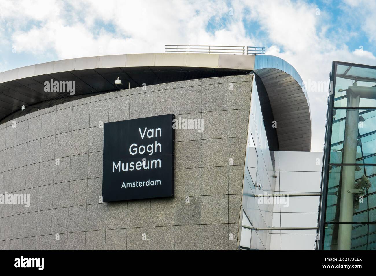 Van Gogh Museum in Amsterdam. Niederländisches Kunstmuseum, das den Werken von Vincent van Gogh am Museumsplatz gewidmet ist. Stockfoto