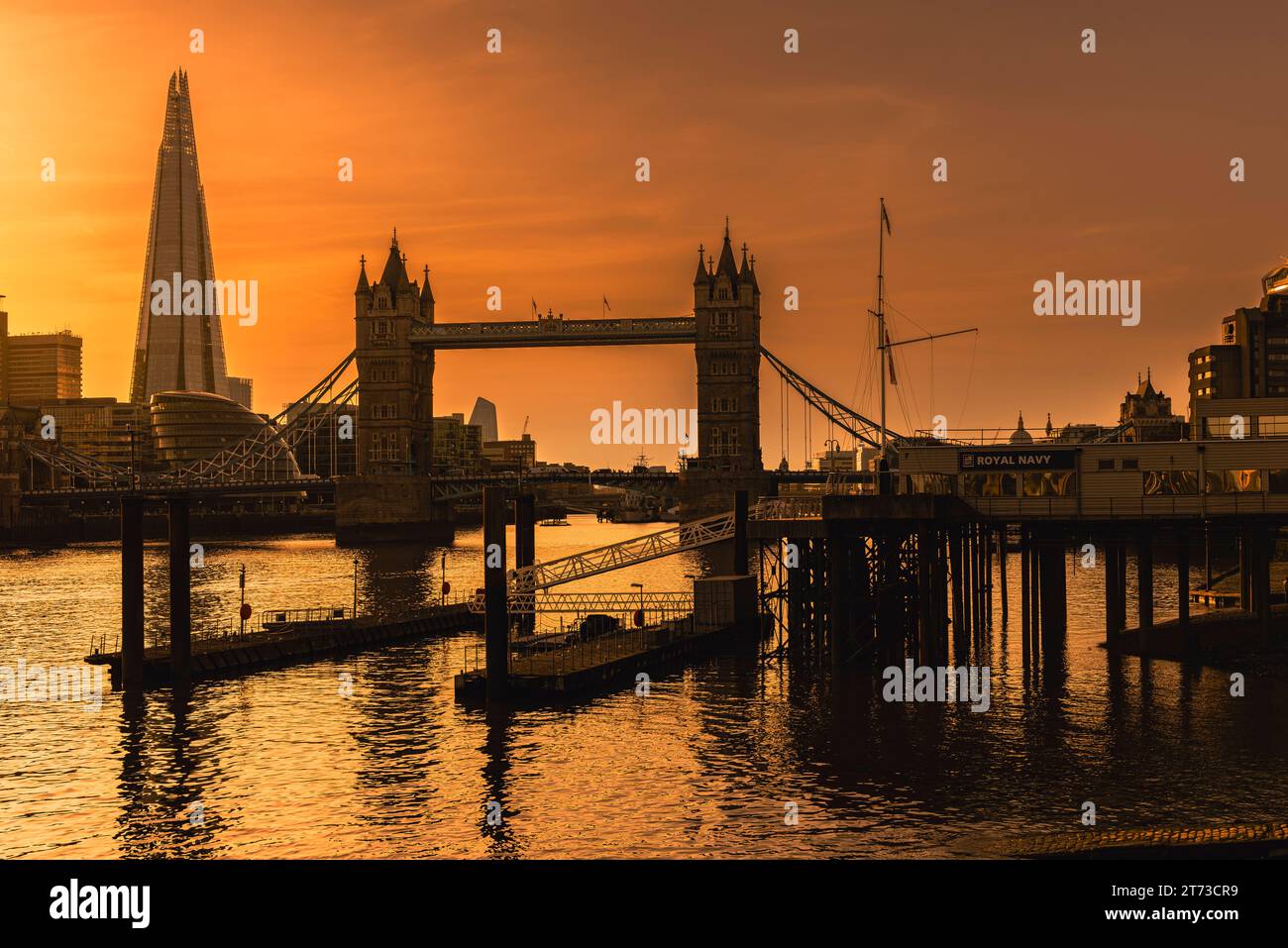 Tower Bridge, London in der Nacht. Stockfoto