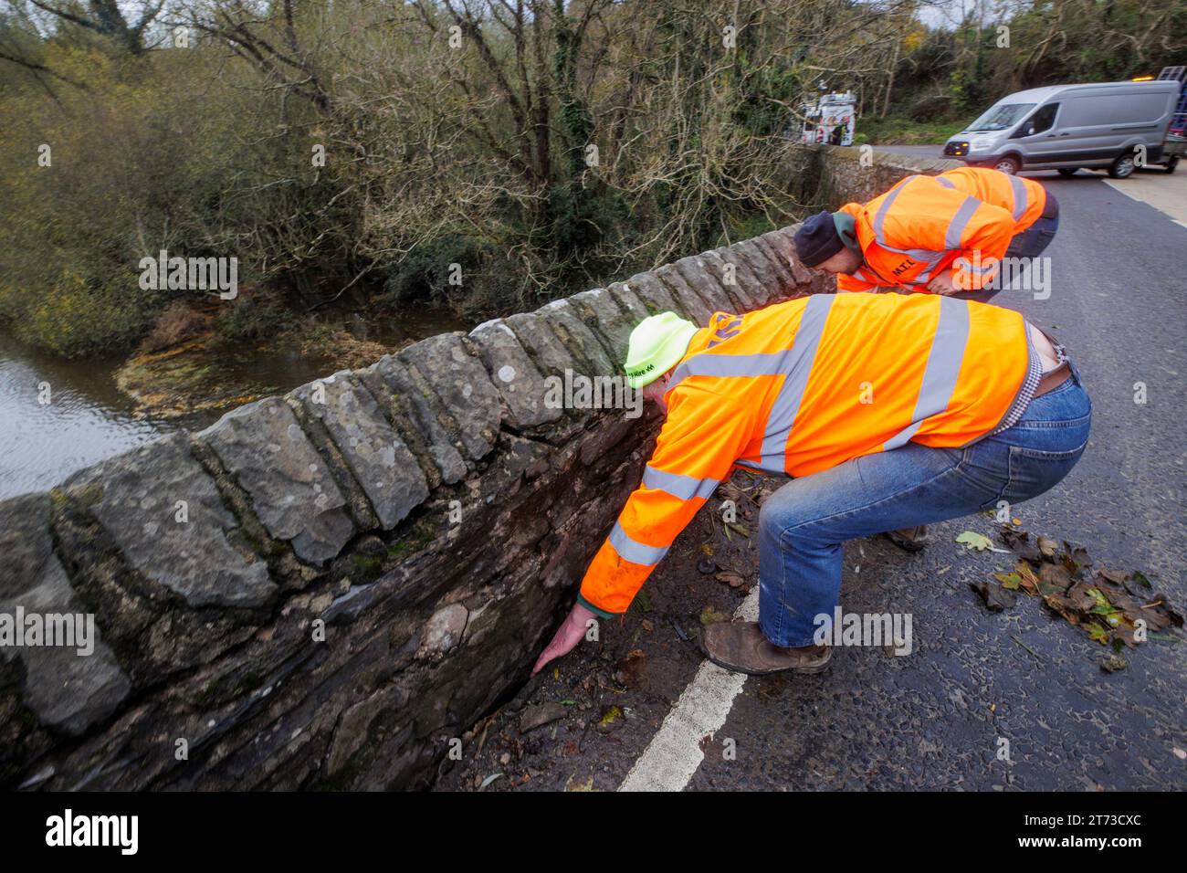 Die Arbeiter von M.T.L Fencing & Contracting verlassen einen Abschnitt der Quoile-Brücke an der Killyleagh Road am Stadtrand von Downpatrick, der nach schweren Überschwemmungen in den letzten Wochen von der Straße abgewichen wurde. Bilddatum: Montag, 13. November 2023. Stockfoto