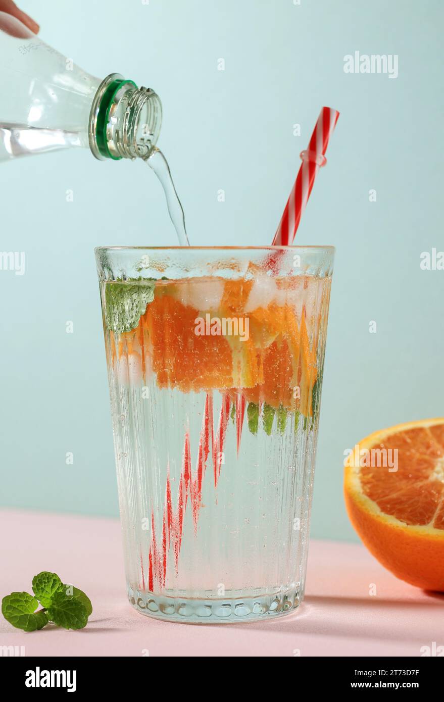 Summer Orange Cocktail Soda mit frischem Citru und Mint Leaf. Harter Seltzer, Limonade, Erfrischende Getränke, Alkoholarme Mocktails, Sommergetränk-Konzept. Stockfoto