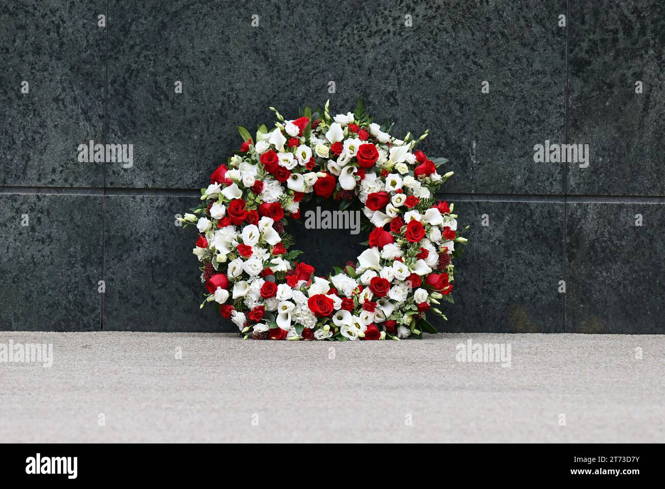 Manchester, Großbritannien. November 2023. Ein Kranz, der am Tag der Beerdigung von Sir Bobby Charlton vor der Trinity Statue gelegt wurde, passiert am Montag, den 13. November 2023 in Old Trafford, Manchester, England. (Foto: Phil Bryan/Alamy Live News) Stockfoto