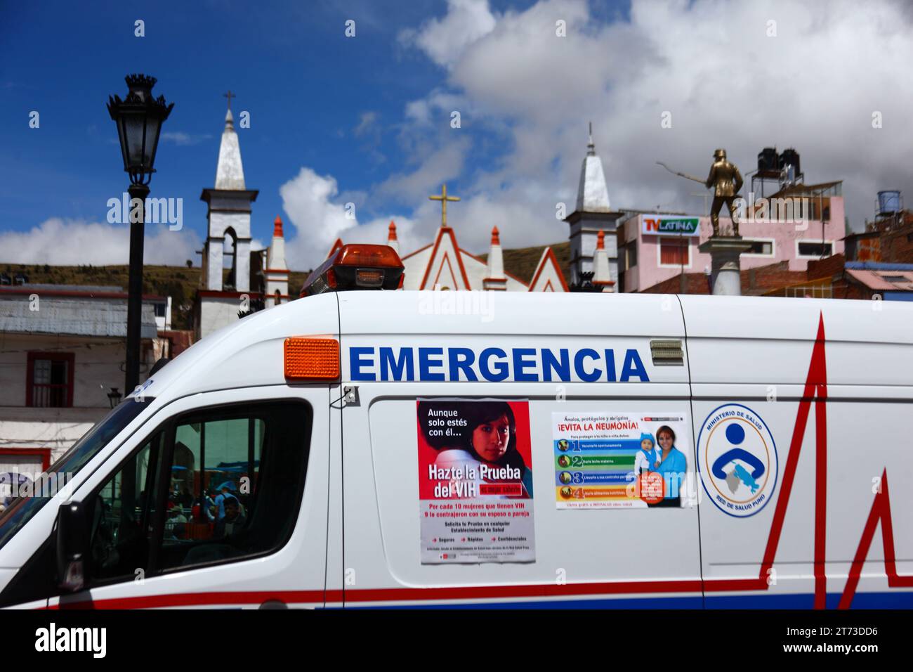 Plakate an der Seite des Krankenwagens, die Menschen ermutigen, AIDS HIV-Tests zu machen und darüber aufzuklären, wie man Lungenentzündung vermeiden kann, Virgen de la Candelaria Sanctuary im Hintergrund, Plaza Pino, Puno, Peru Stockfoto