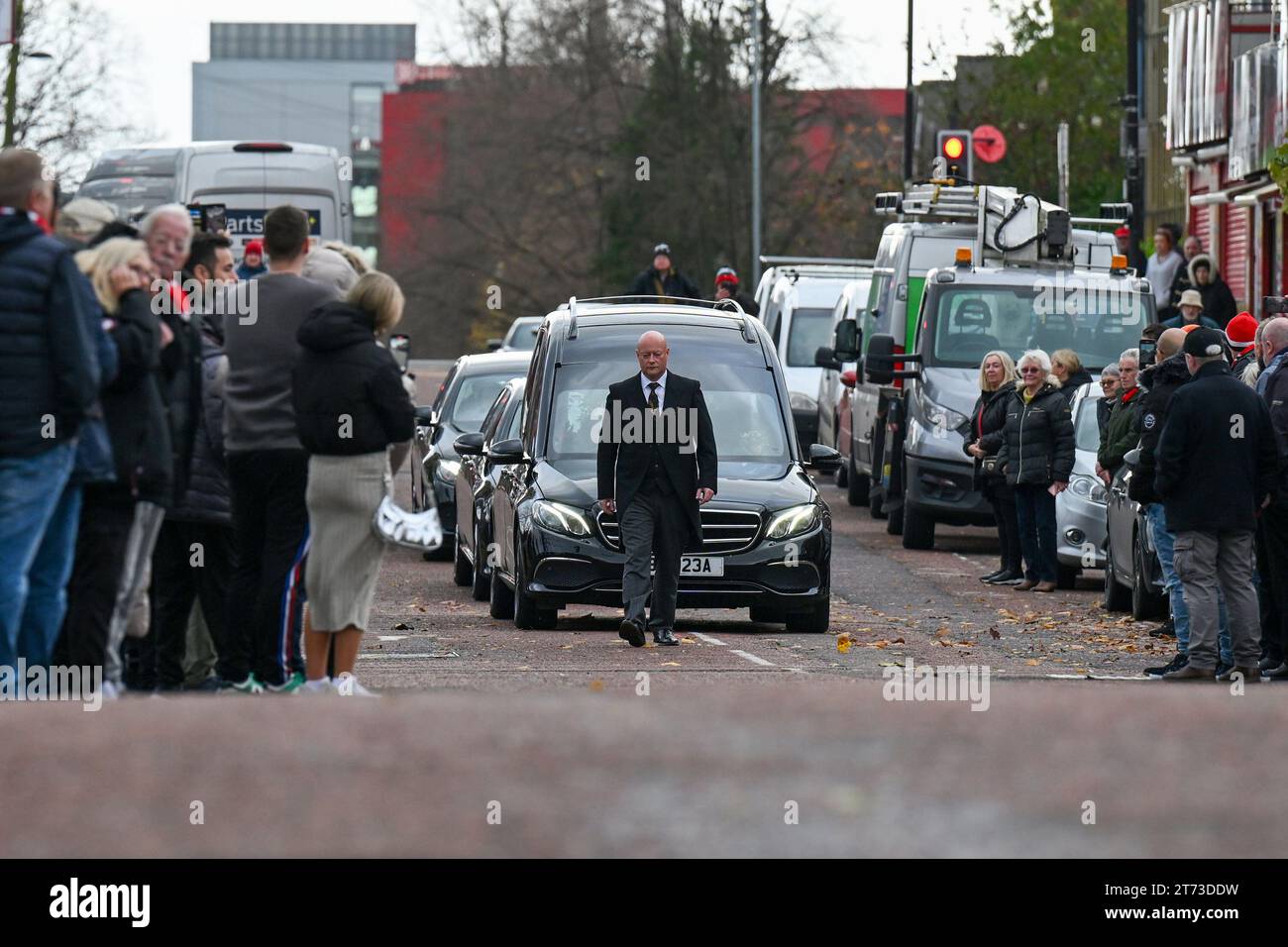 Die Grabstätte von Sir Bobby Charlton kommt am Montag, den 13. November 2023, an Old Trafford in Manchester, England vorbei. (Foto: Phil Bryan/Alamy Live News) Stockfoto