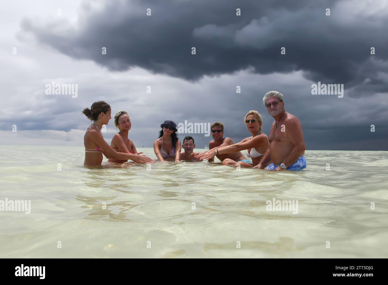 Touristen schwimmen im Indischen Ozean Stockfoto