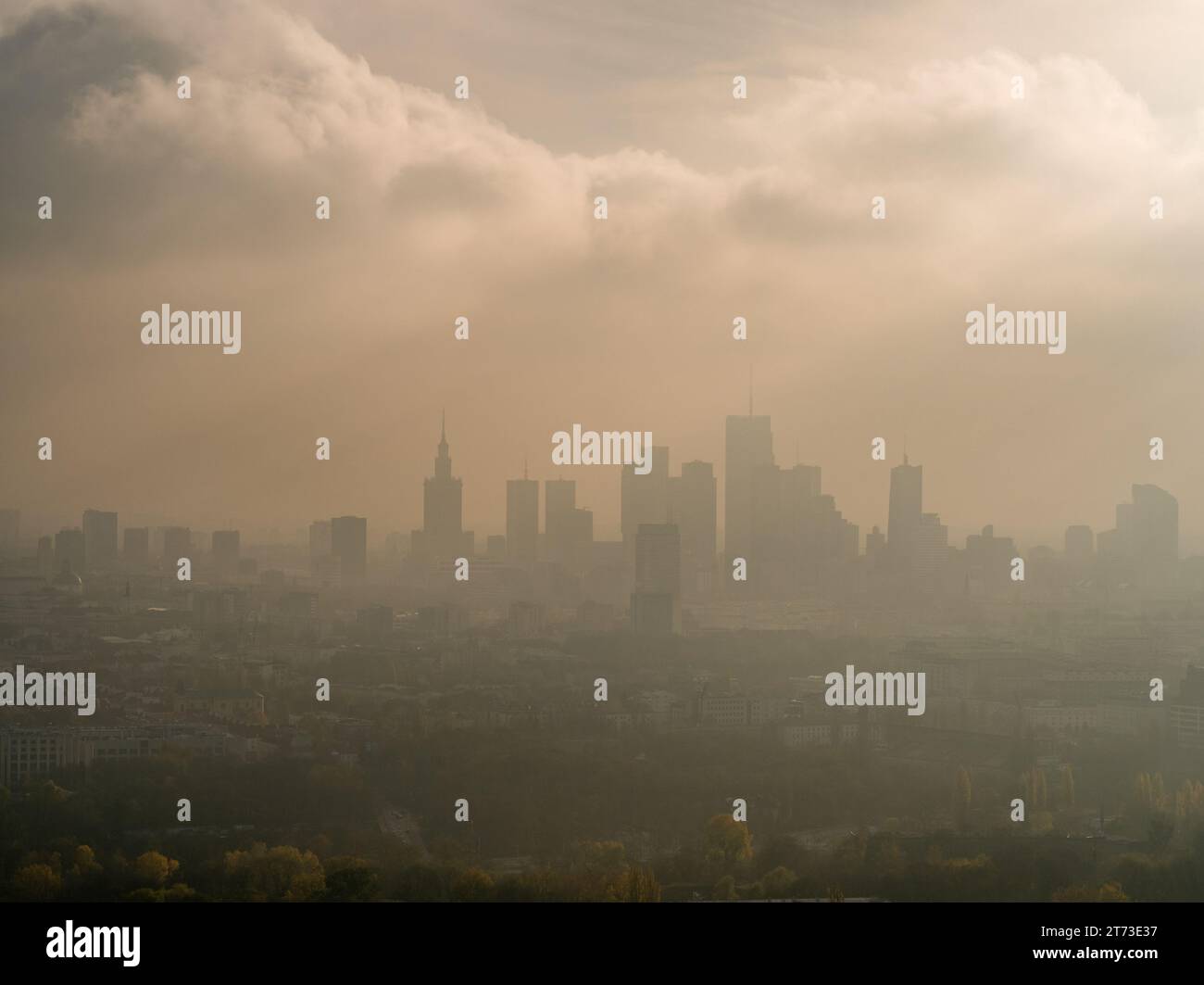Moody Sky über Wolkenkratzern im Stadtzentrum, Warschauer Luftlandschaft Stockfoto