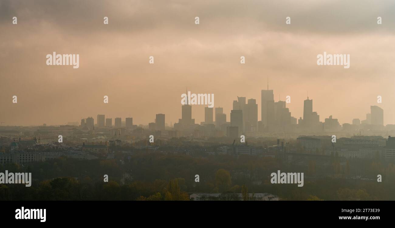 Moody Sky über Wolkenkratzern im Stadtzentrum, Warschauer Luftlandschaft Stockfoto