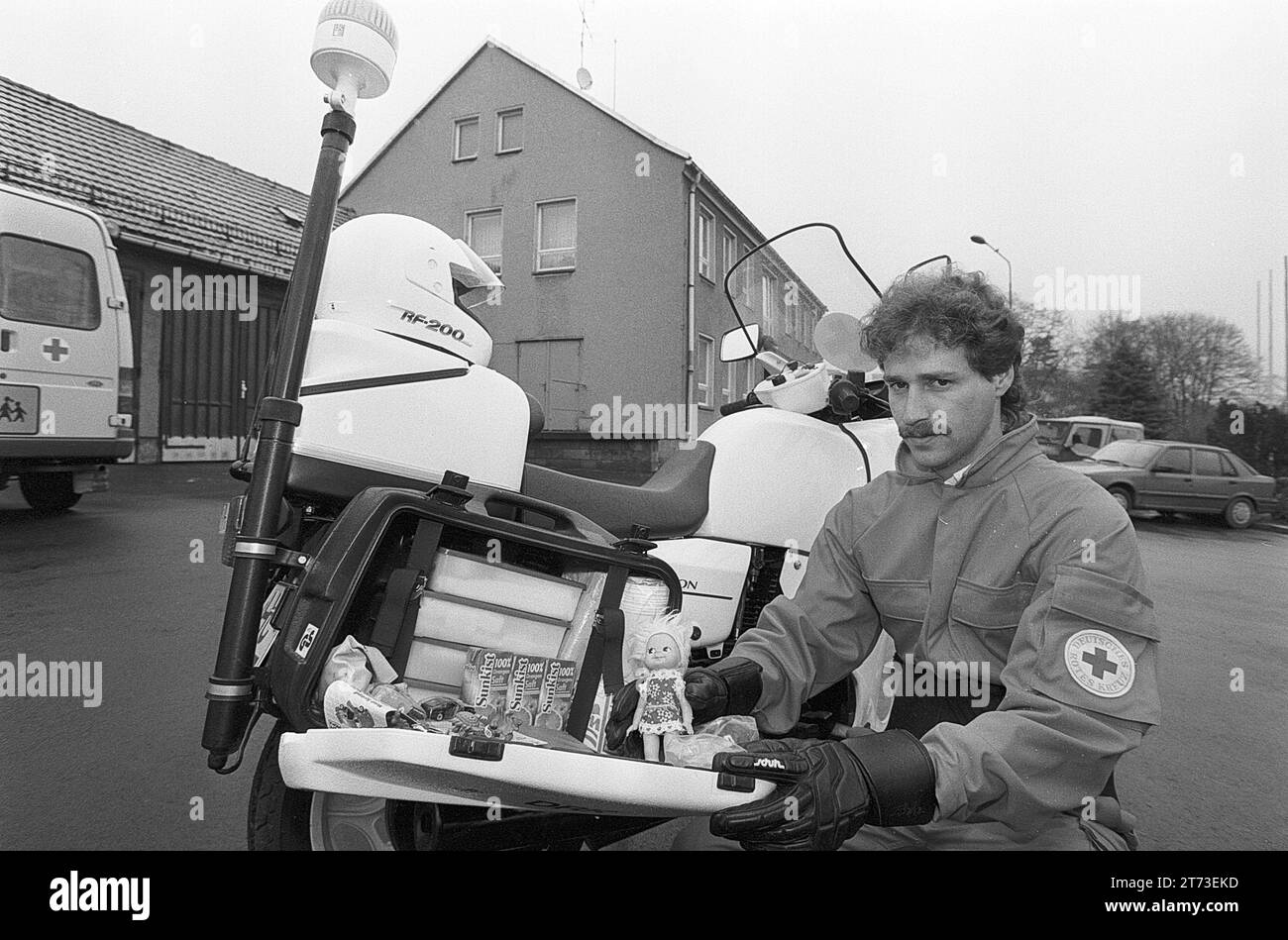 DRK MZ 17.07.1992, Hainichen, DRK Rettungsdienst, das Rote Kreuz in Hainichen schafte sich ein Sanitätsmotorrad MZ, 28 PS, 500 Kubikzentimeter an. Damit kann man Rettungseinsätze auf der Autobahn A4 fahren, um im Stau schnell erthelfer vor Ort zubringen. Die Maschine hat Funk, Sanitätsausrüstung und Sondersignal. *** DRK MZ 17 07 1992, Hainichen, DRK Rettungsdienst, das Rote Kreuz in Hainichen erwarb ein 28 ps, 500 Kubikzentimeter großes MZ Ambulanzmotorrad für Rettungseinsätze auf der Autobahn A4, um Helfer bei Staus schnell an den Tatort zu bringen Stockfoto