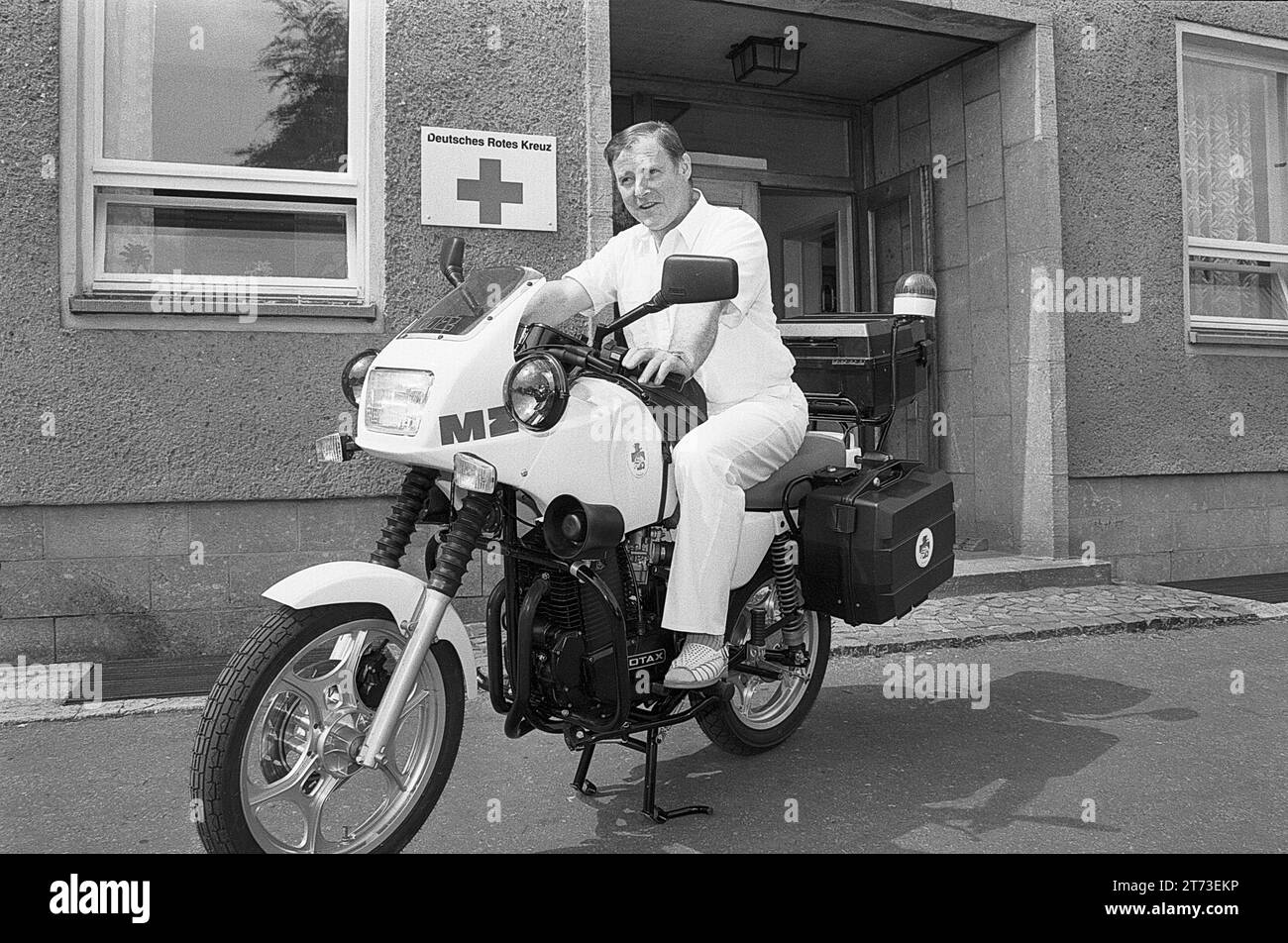 DRK MZ 17.07.1992, Hainichen, DRK Rettungsdienst, das Rote Kreuz in Hainichen schafte sich ein Sanitätsmotorrad MZ, 28 PS, 500 Kubikzentimeter an. Damit kann man Rettungseinsätze auf der Autobahn A4 fahren, um im Stau schnell erthelfer vor Ort zubringen. Die Maschine hat Funk, Sanitätsausrüstung und Sondersignal. Fahrer Rettungssanitäter Werner Nötzold *** DRK MZ 17 07 1992, Hainichen, DRK Rettungsdienst, das Rote Kreuz in Hainichen erwarb ein 28 ps, 500 Kubikzentimeter MZ Ambulanzmotorrad für Rettungseinsätze auf der Autobahn A4, um Rettungssanitäter in Staus schnell zum Tatort zu bringen Stockfoto