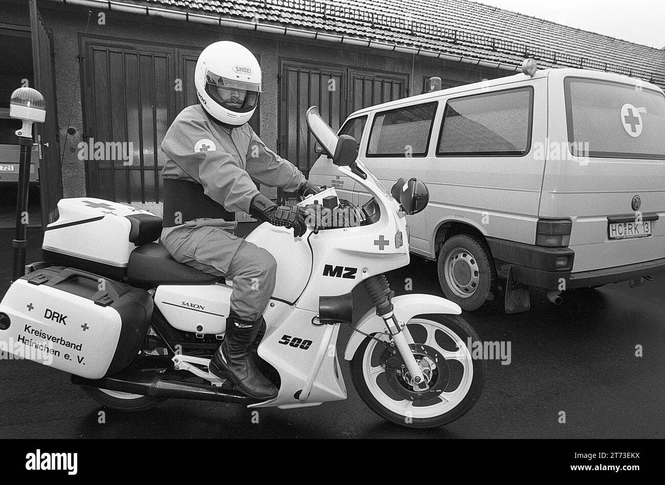 DRK MZ 17.07.1992, Hainichen, DRK Rettungsdienst, das Rote Kreuz in Hainichen schafte sich ein Sanitätsmotorrad MZ, 28 PS, 500 Kubikzentimeter an. Damit kann man Rettungseinsätze auf der Autobahn A4 fahren, um im Stau schnell erthelfer vor Ort zubringen. Die Maschine hat Funk, Sanitätsausrüstung und Sondersignal. *** DRK MZ 17 07 1992, Hainichen, DRK Rettungsdienst, das Rote Kreuz in Hainichen erwarb ein 28 ps, 500 Kubikzentimeter großes MZ Ambulanzmotorrad für Rettungseinsätze auf der Autobahn A4, um Helfer bei Staus schnell an den Tatort zu bringen Stockfoto