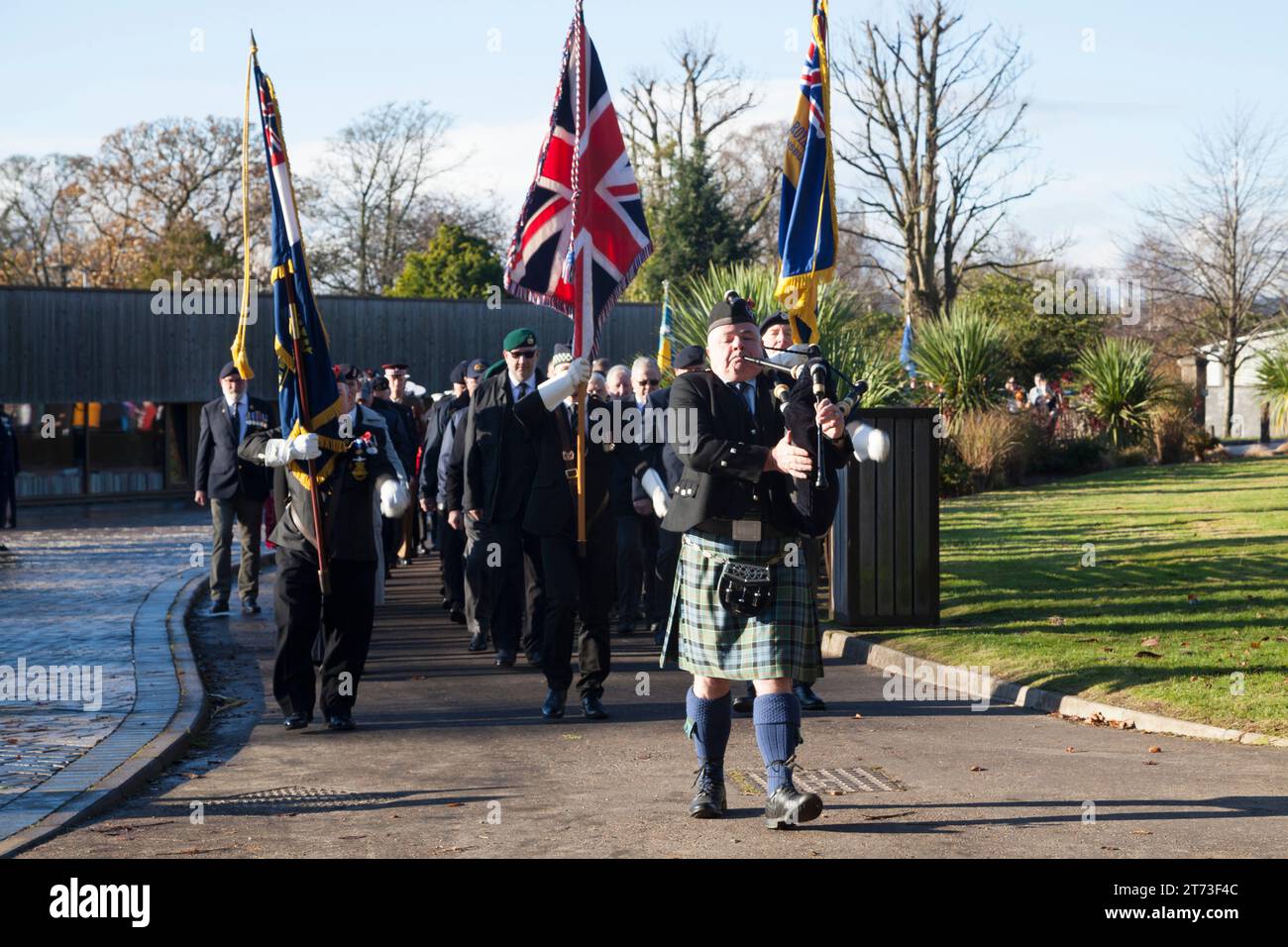 Parade unter der Leitung von Piper John Low, Pipe Major der Helensburgh und Clan Colquhoun Pipe Band am Gedenksonntag in Helensburgh, Schottland Stockfoto