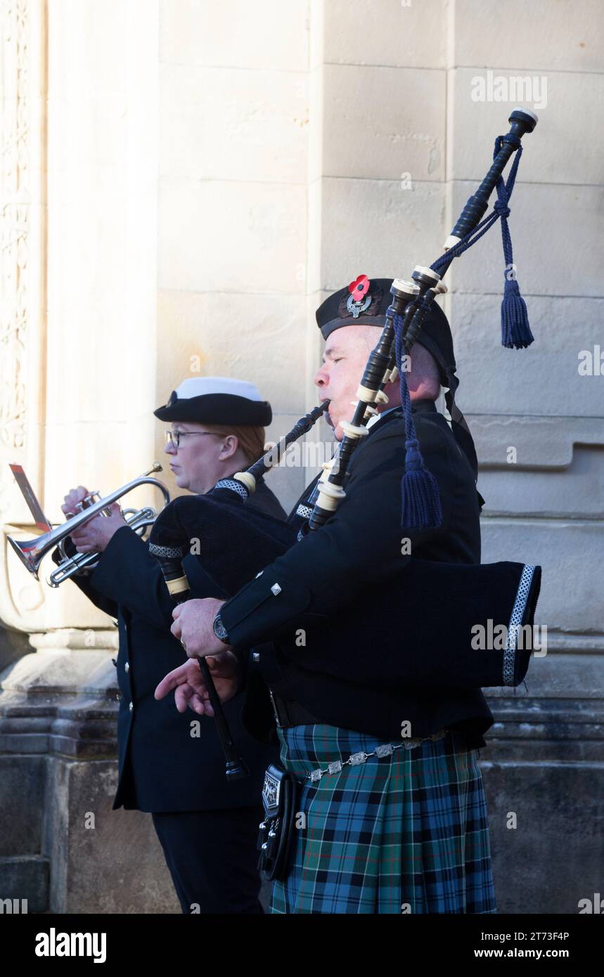 Piper und Bugler am Helensburgh war Memorial Service, Helensburgh, Schottland. John Low, Pipe Major von Helensburgh und Clan Colquhoun Pipe Band und Clai Stockfoto