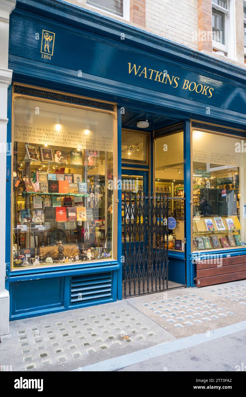 Watkins Books, ein Buchladen, der sich auf neue, gebrauchte und antiquarische Esoterica spezialisiert hat. Cecil Court, Covent Garden, London, England, Großbritannien Stockfoto