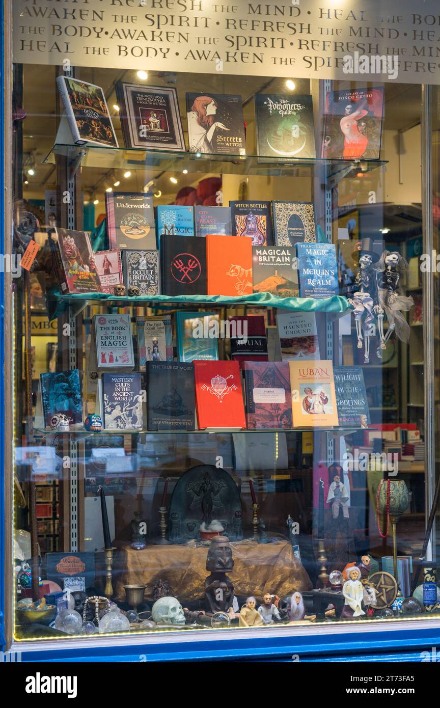 Fensteranzeige. Watkins Books, ein Buchladen, der sich auf neue, gebrauchte und antiquarische Esoterica spezialisiert hat. Cecil Court, Covent Garden, London, England Stockfoto