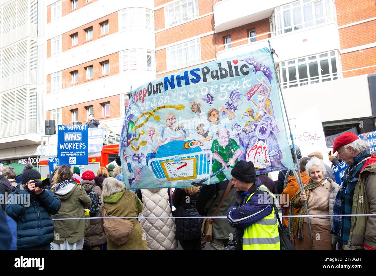 Die Teilnehmer treffen sich und marschieren während der SOS NHS-Demonstration in London. Stockfoto