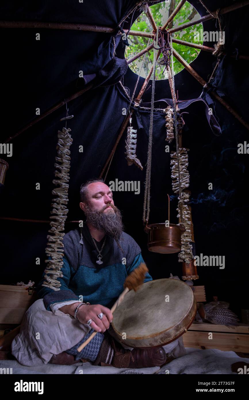 Porträt eines Mannes, der als Wikinger gekleidet ist und eine Trommel spielt, Trelleborg, Dänemark Stockfoto
