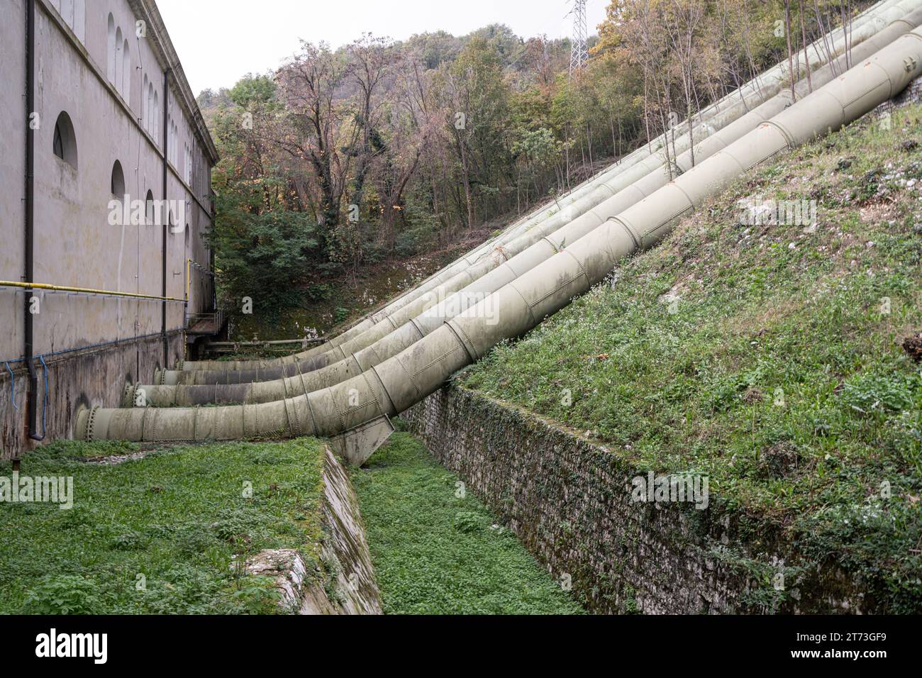 Montereale Valcellina, Italien. November 2023. Erzwungene Pipelines in. Das ehemalige Wasserkraftwerk Antonio Pitter. In Betrieb von 1905 bis 1 Stockfoto