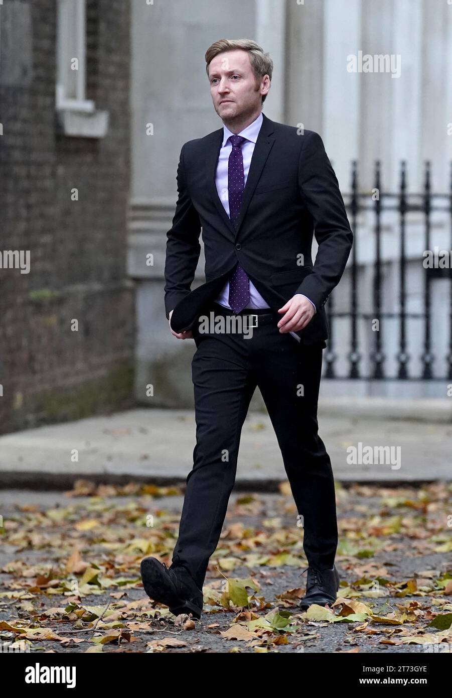 Lee Rowley, Parlamentsabgeordneter für North East Derbyshire, kommt in der Downing Street 10 in London an, als Premierminister Rishi Sunak nach der Entlassung von Innenministerin Suella Braverman eine Ministerreform durchführt. Bilddatum: Montag, 13. November 2023. Stockfoto