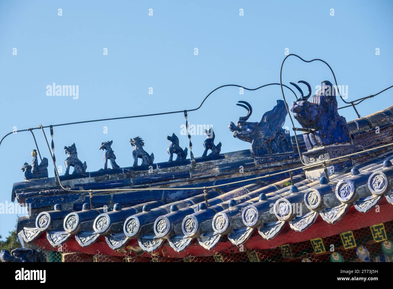 Mythologische Figuren auf dem Dach eines Gebäudes am Himmelstempel in Peking (Peking), China. Stockfoto