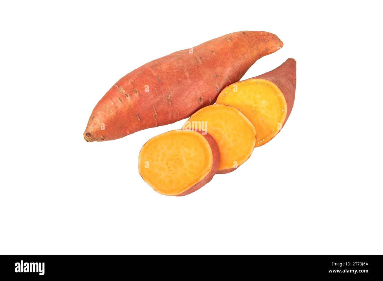Süßkartoffel oder Süßkartoffel, ganze und in Scheiben geschnittene Röhrchen mit roter Haut und gelbem Fruchtfleisch, isoliert auf weiß. Grundnahrungsmittel für Gemüse. Stockfoto