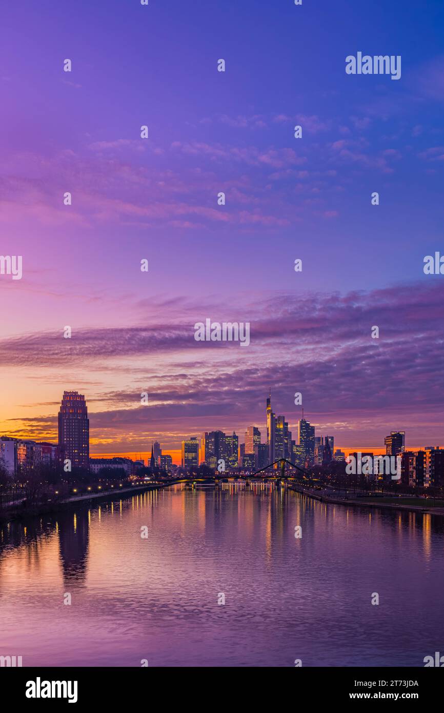 Skyline, Frankfurt/Main, Sonnenuntergang, Innenstadt, Fluss, Deutschland, Hessen, Wolkenkratzer Stockfoto